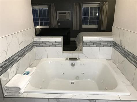 hotels with private jacuzzi in room minneapolis